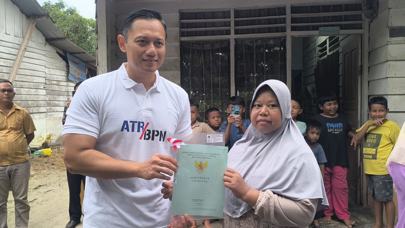 BPN Bagikan 42 Sertipikat PTSL ke Warga Okura Pekanbaru