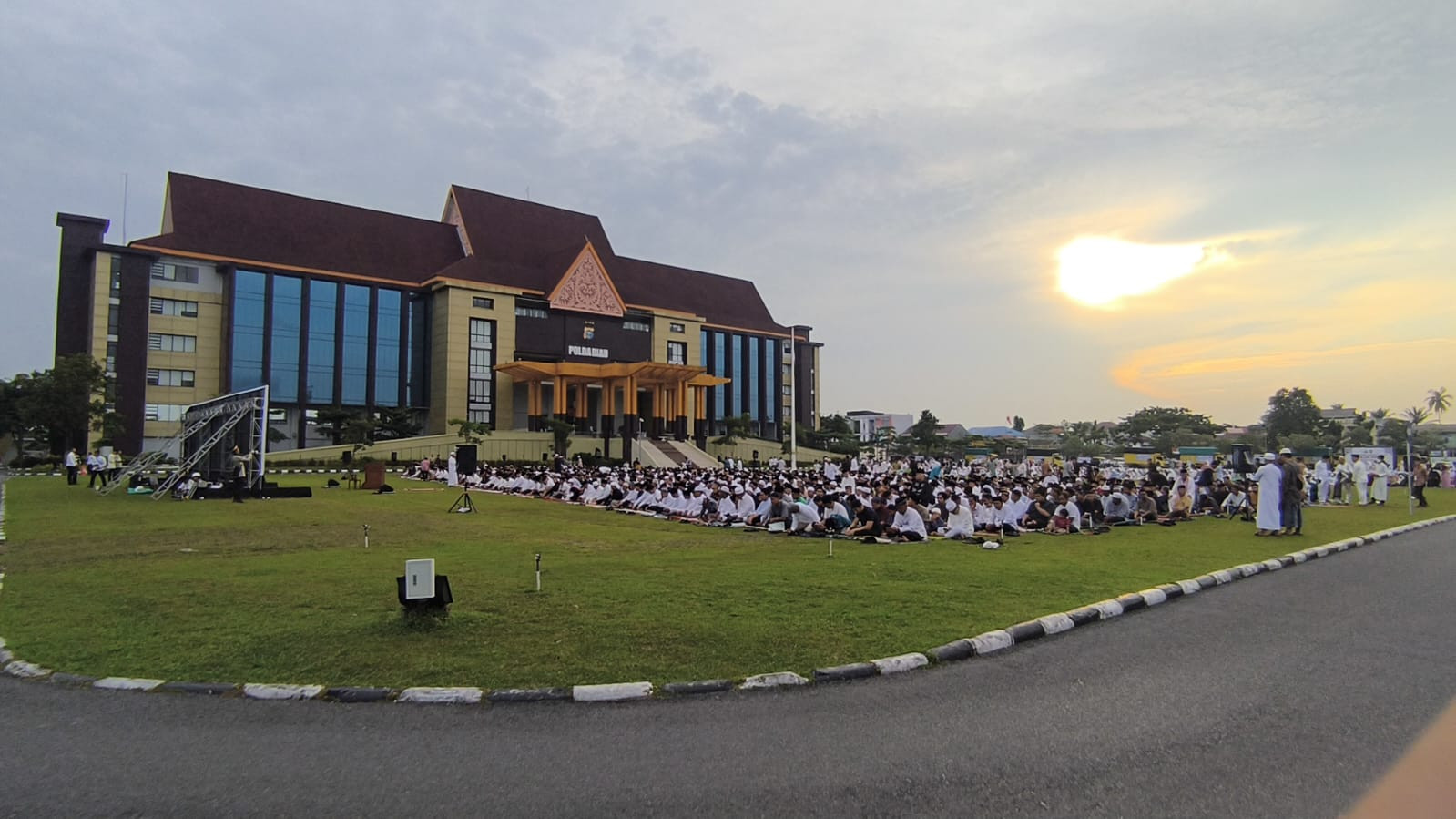 Gelar Salat Iduladha Bersama, Kapolda Riau Serahkan 32 Ekor Sapi Kurban
