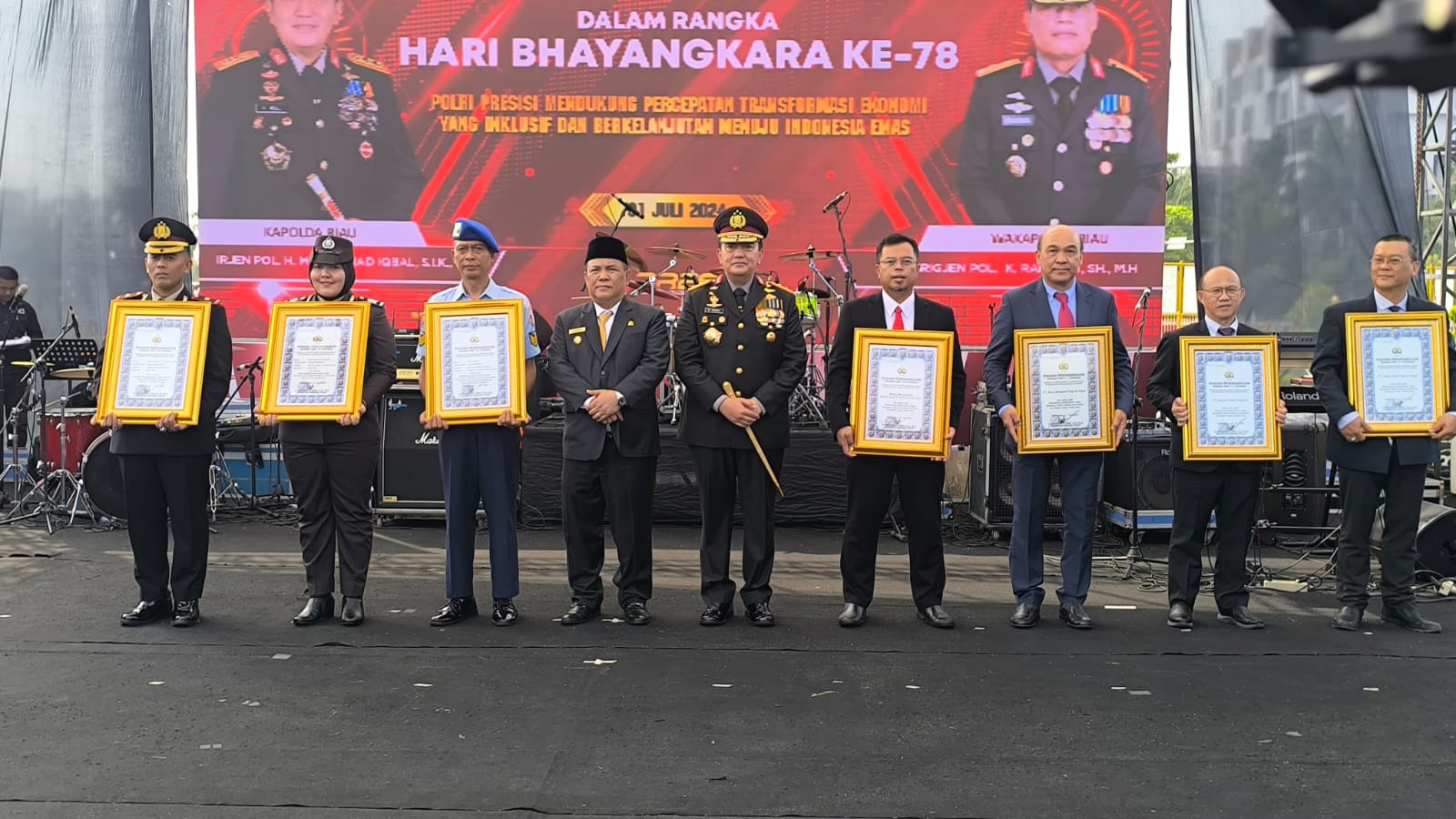 Serahkan Penghargaan di HUT Bhayangkara 78, PJ Gubri: Mari Kita Dukung Polda Riau