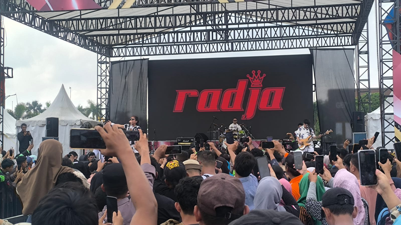 Band Radja Goyang Pengunjung HUT Bhayangkara Ke-78 Polda Riau