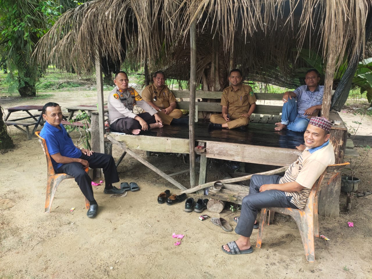 Sosialisasi Pilkada Damai 2024, Polsek Pujud Sasar Warung dan Kedai Warga