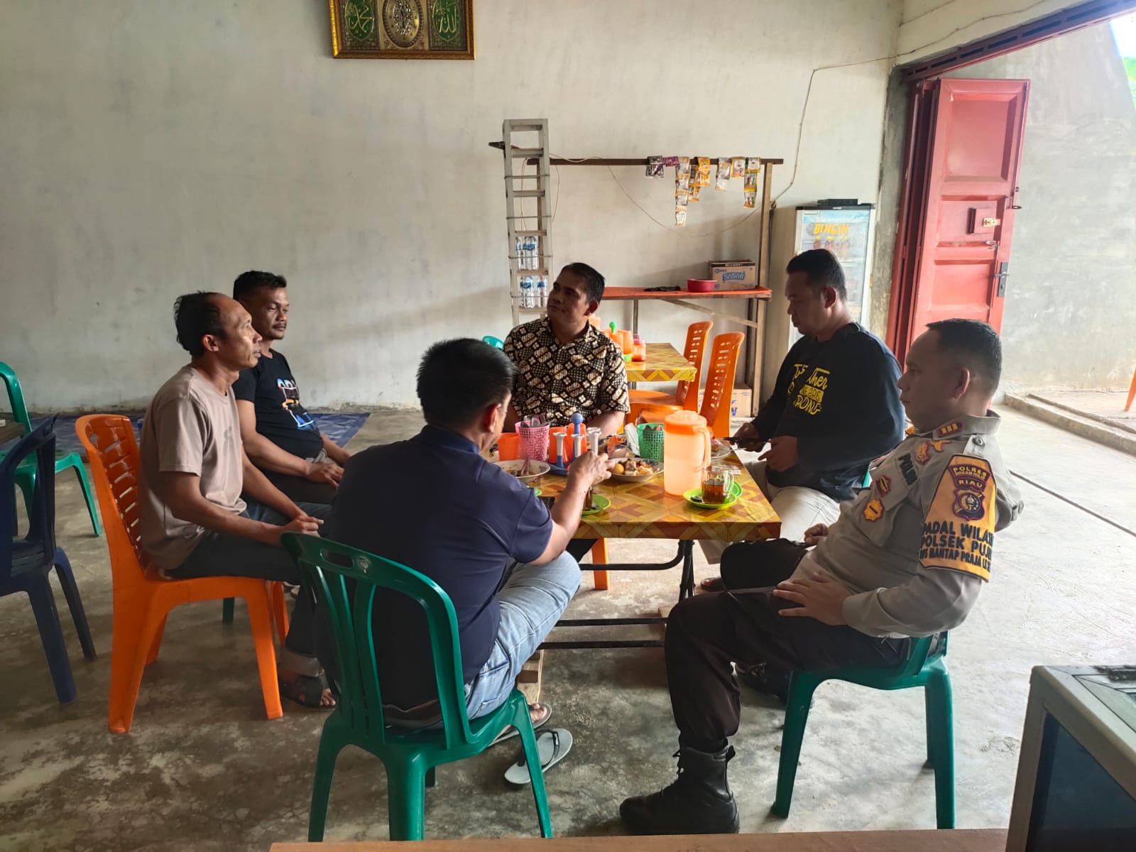 Polsek Pujud Sosialisasikan Pilkada Damai ke Warga di Simpang Buntal