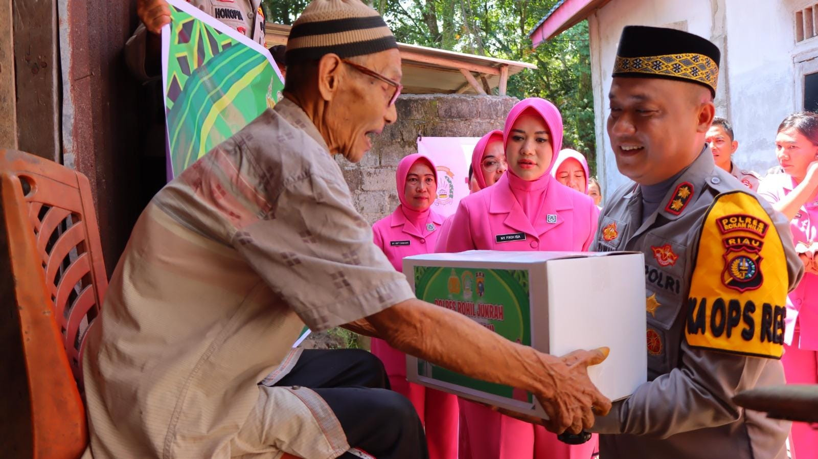Kunjungi Rumah Warga, Kapolres Rohil dan Bhayangkari Sosialisasi Pilkada Damai