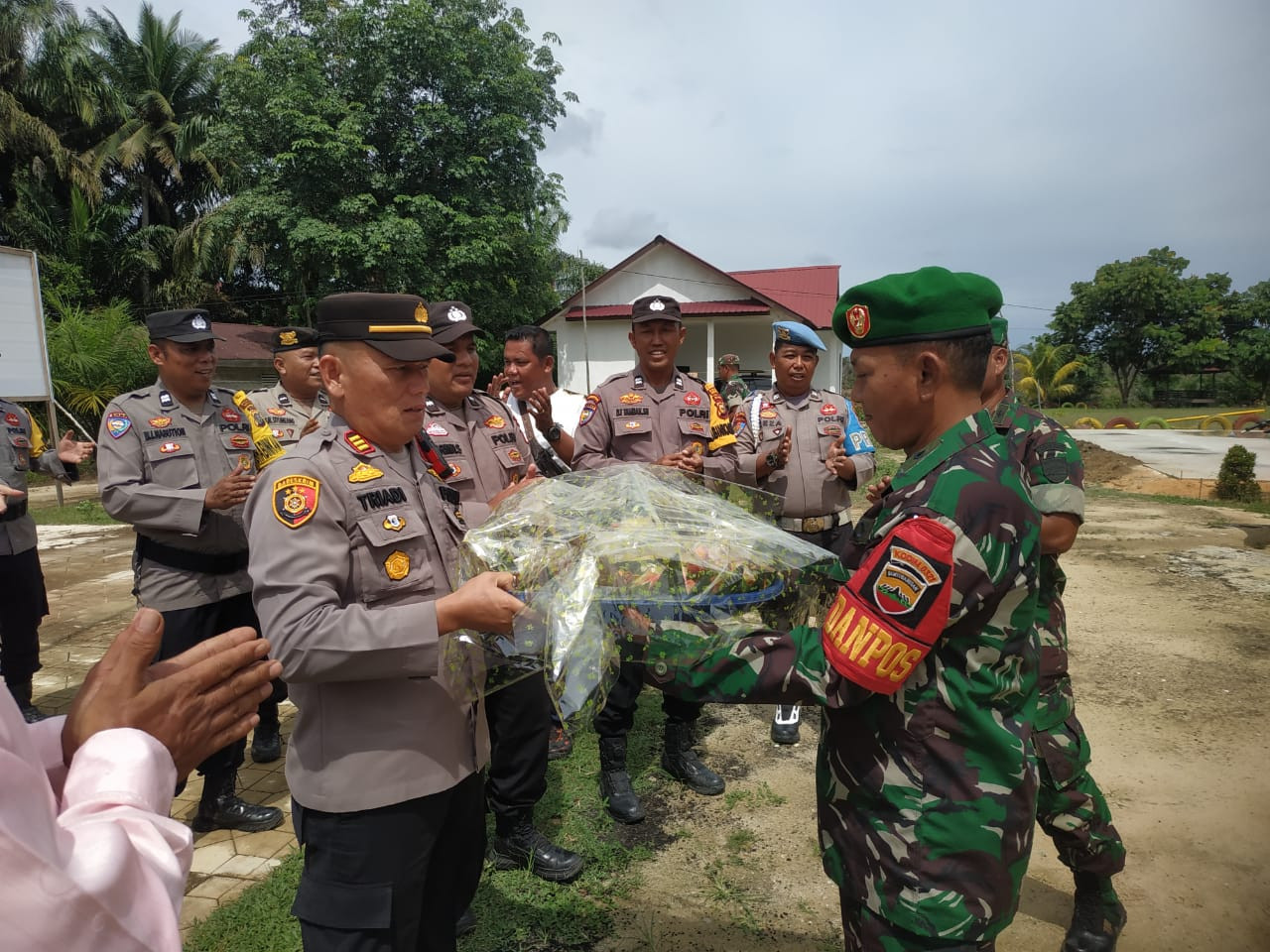 Momen 79 Tahun TNI, Polsek Pujud Sambangi Makoramil 06 Tanjung Medan