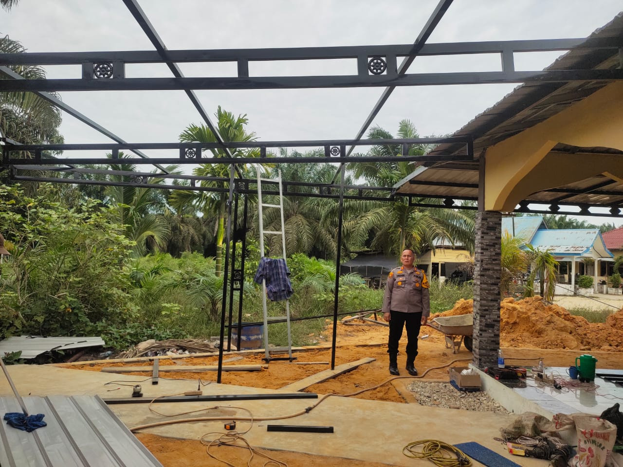Wujud Kepedulian dan Sosialisasi Cooling System, Polsek Pujud Renovasi Rumah Ibadah