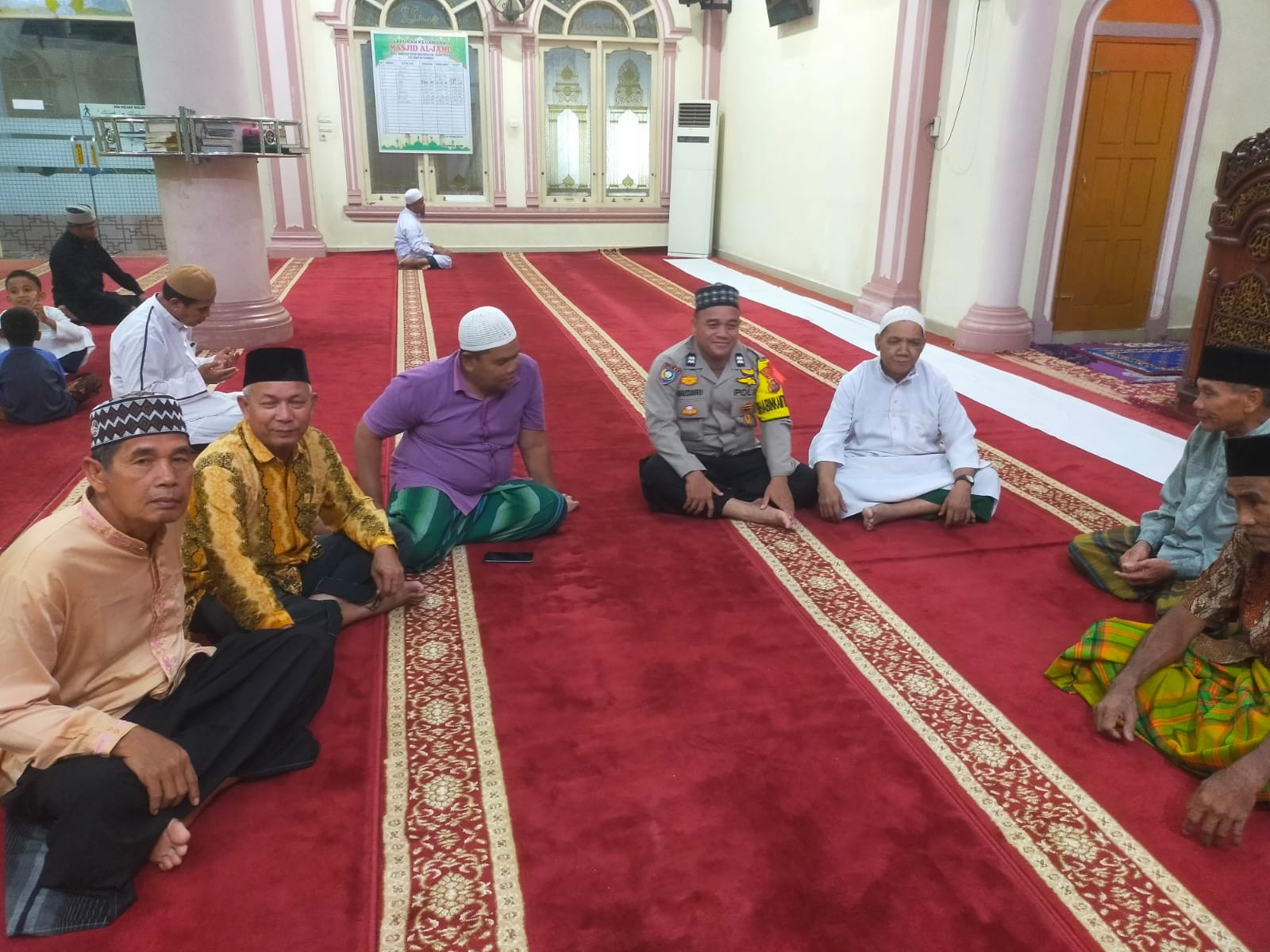 Disela Giat Cooling System Pilkada 2024, Bhabinkamtibmas Polsek Rambah Laksanakan Ibadah Salat Berjamaah