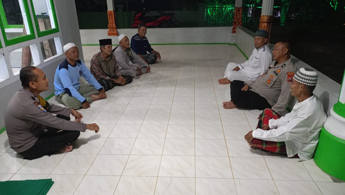 Cooling System Bhabinkamtibmas Polsek Tandun Bersama Warga, Laksanakan Salat Subuh Berjamaah