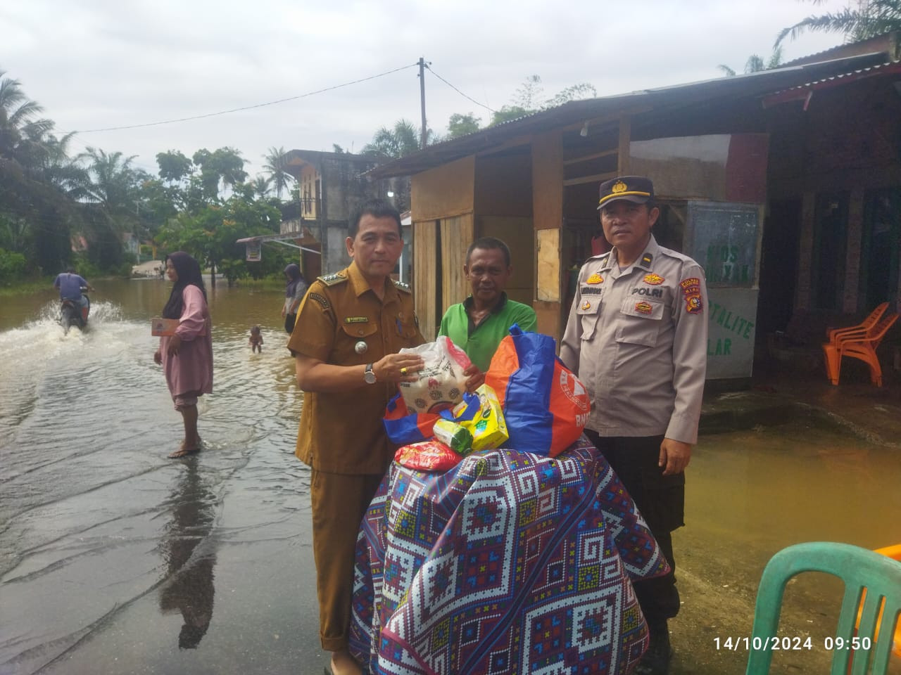 Polsek Tambusai Cek TPS Terdampak Banjir Luapan Sungai dan Berikan Bantuan Sembako ke Warga