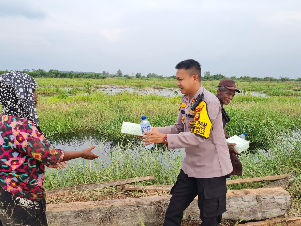 Wujudkan Pilkada Damai dan Cooling System, Kapolsek Bonai Darussalam Serahkan Bansos ke Warga