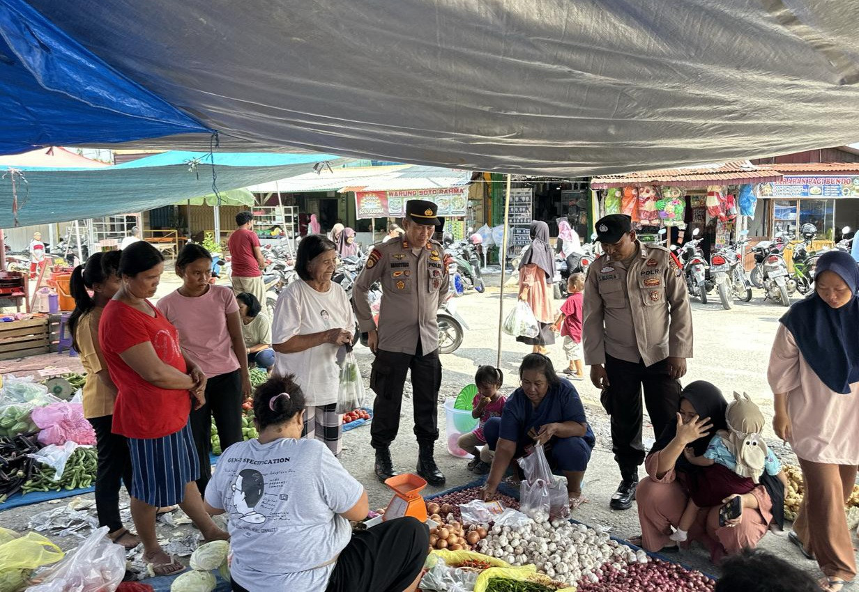 Patroli Rutin, Polsek Minas Tingkatkan kamtibmas di Pasar Minas Jelang Pilkada