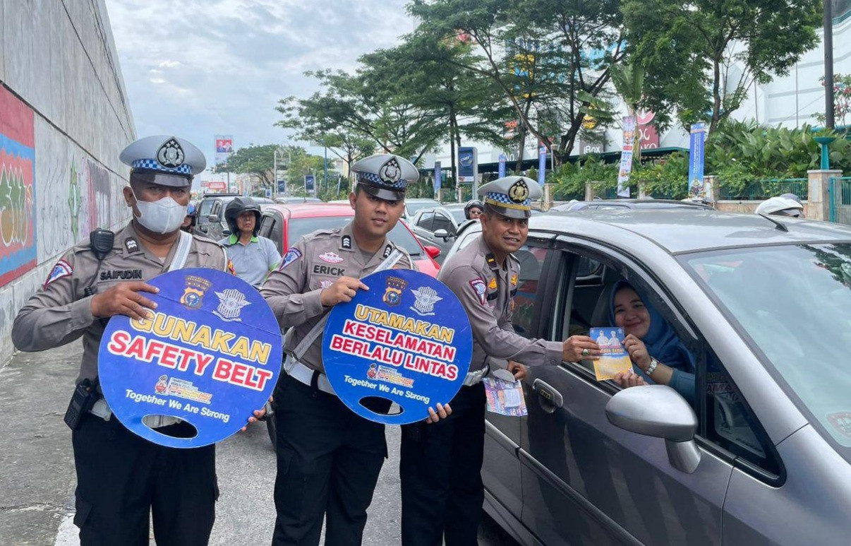 Melalui Brosur dan Papan Gimmick Satlantas Polresta Pekanbaru Sosialisasikan Pilkada Damai