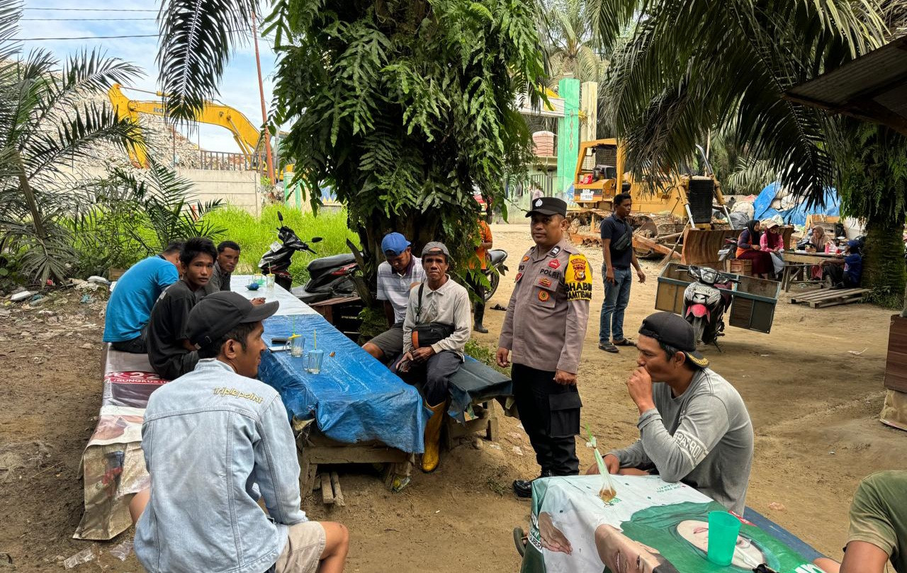 Polsek Rumbai Ajak Pemulung di TPA Muara Fajar, Tingkatkan Partisipasi Jelang Pilkada Mendatang