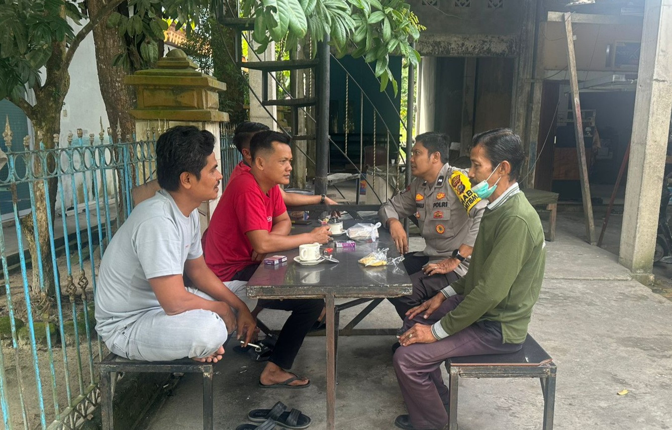 Sambil Berbincang, Bhabin Polsek Rumbai Gecar Cooling System Sampaikan Pesan Pilkada Damai