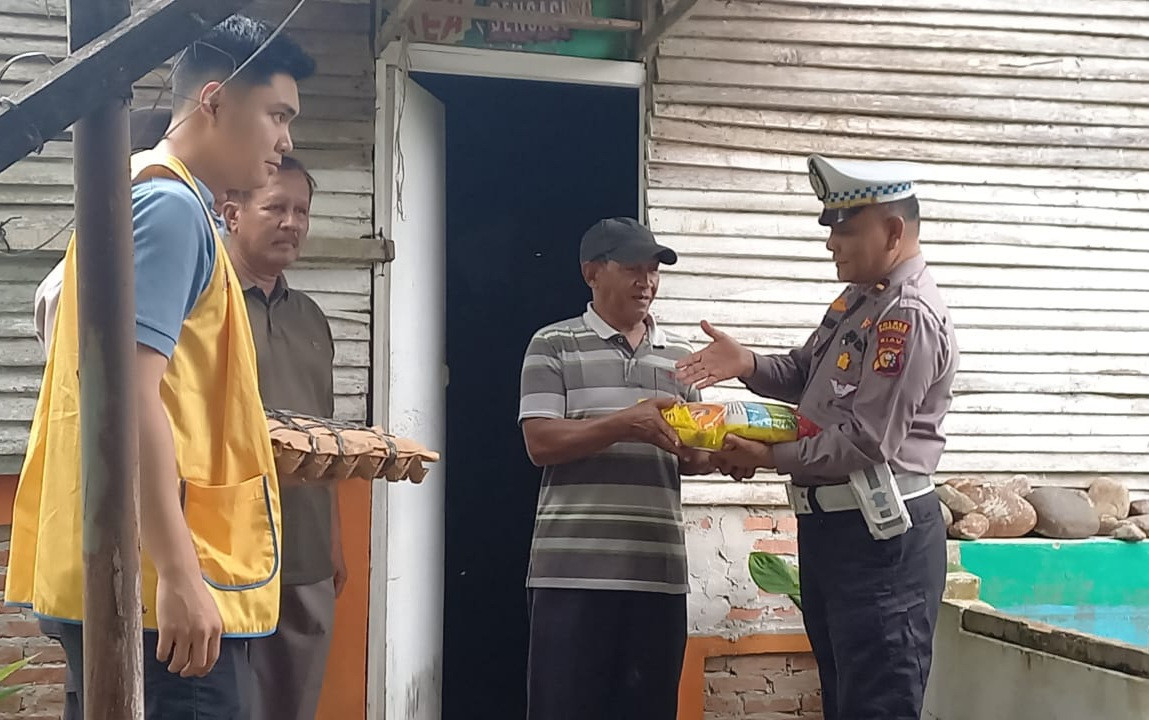 Lewat Pesan Pilkada Damai, Polsek Mandau Bagikan Sembako ke Masyarakat 