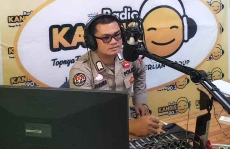 Lewat Radio Kandis FM, Polsek Kandis Cooling System Sampaikan Pesan Pilkada Damai
