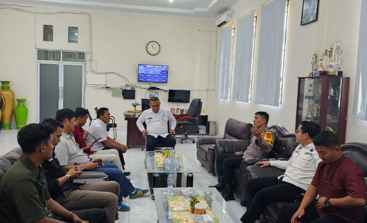 Kapolsek Bukit Batu Hadiri Rapat Simulasi Pemungutan Suara dan Pengamanan TPS Se-kecamatan