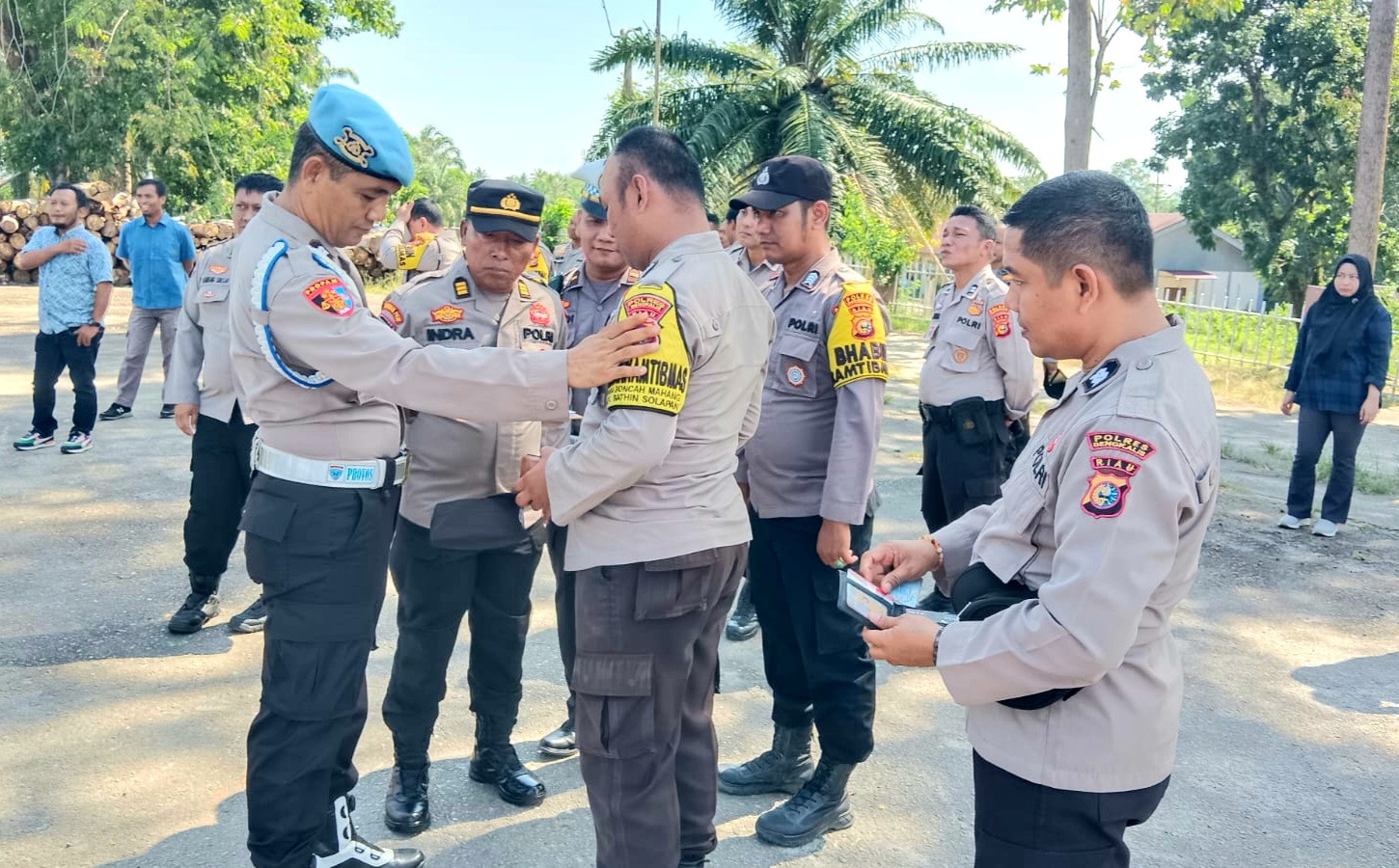 Kapolsek Mandau Cek Kesiapan Administrasi Personel Selama Operasi Mantap Praja 2024