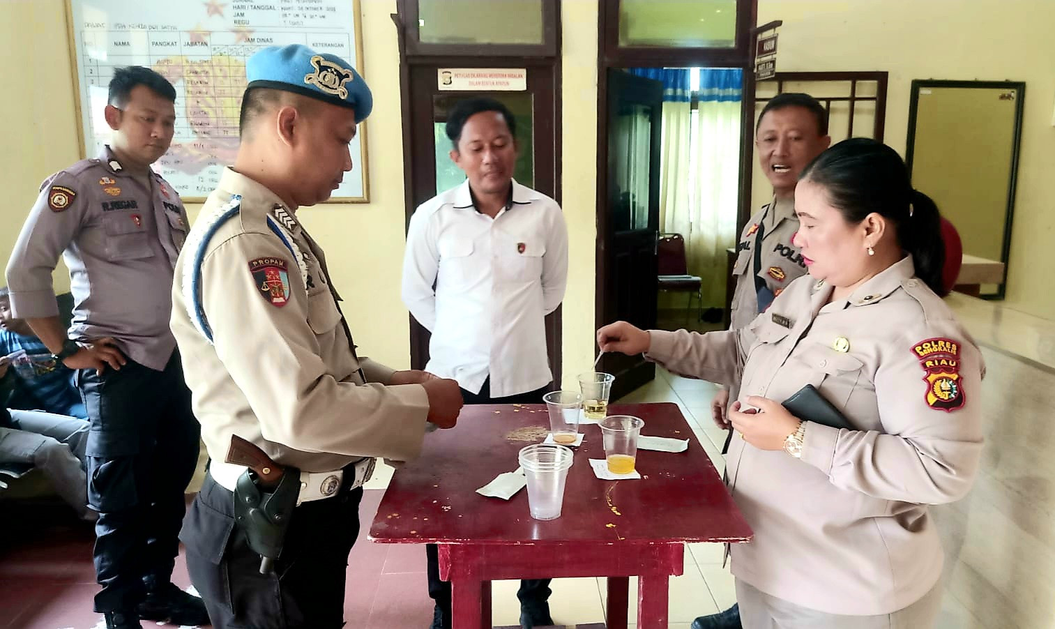 Jelang PemilukadaSerentak 2024, Polsek Pinggir Lakukan Tes Urine Personel