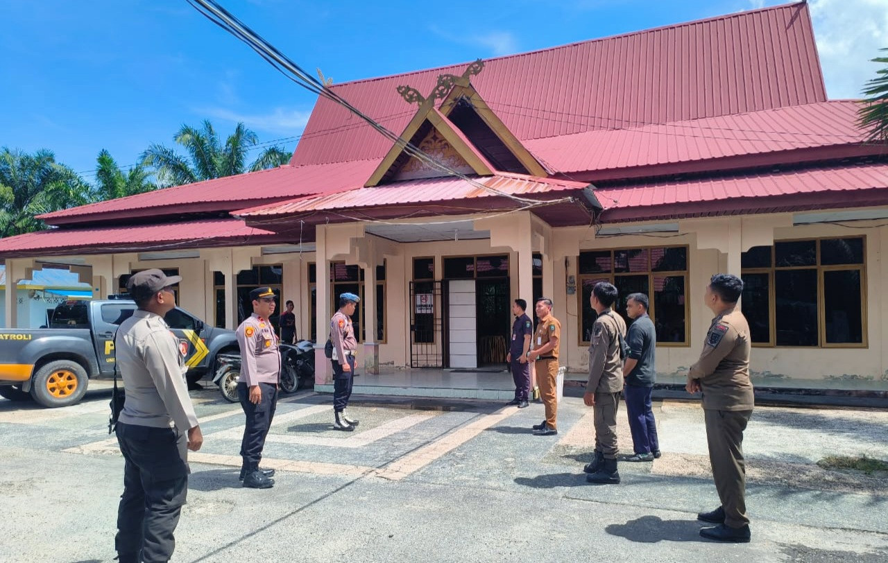 Polsek Siak Kecil Pastikan Gudang Logistik Aman dan Terjamin Keamanan dalam Persiapan Pilkada 2024