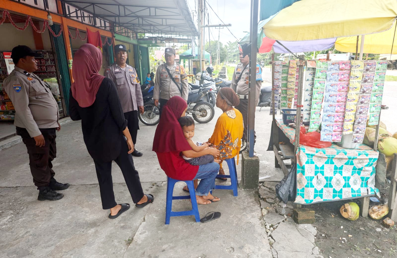 Polsek Siak Kecil Sosialisasi Pilkada Damai Kepada Pedagang UMKM