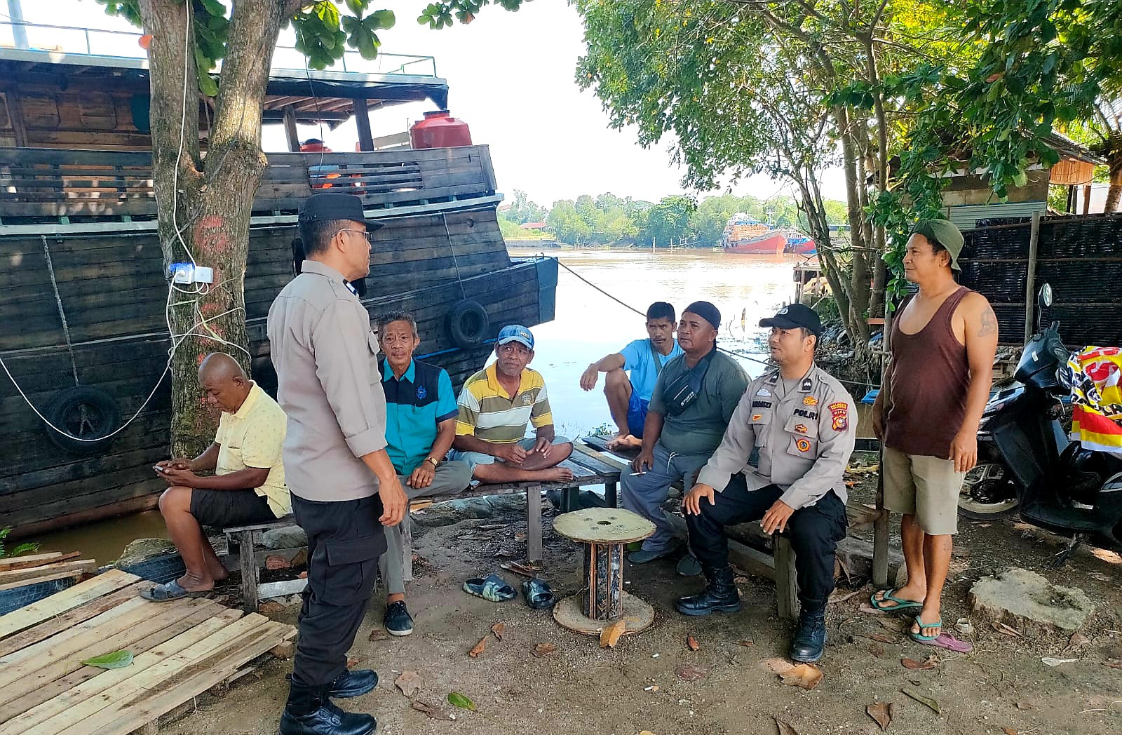 Polsek SKP Sinergi Wujudkan Pemilu Damai Dengan Warga di Pelabuhan Rakyat