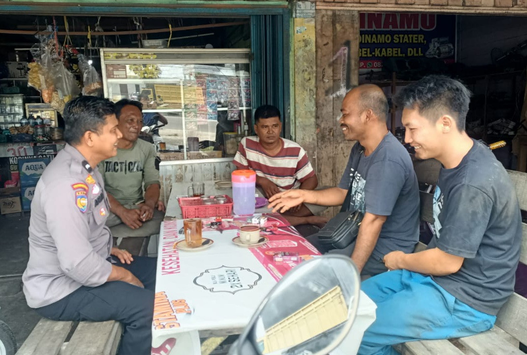 Bincang di Warung Kopi, Bhabin Polsek Binawidya Beri Pesan Kamtibmas Dengan Warga Uka