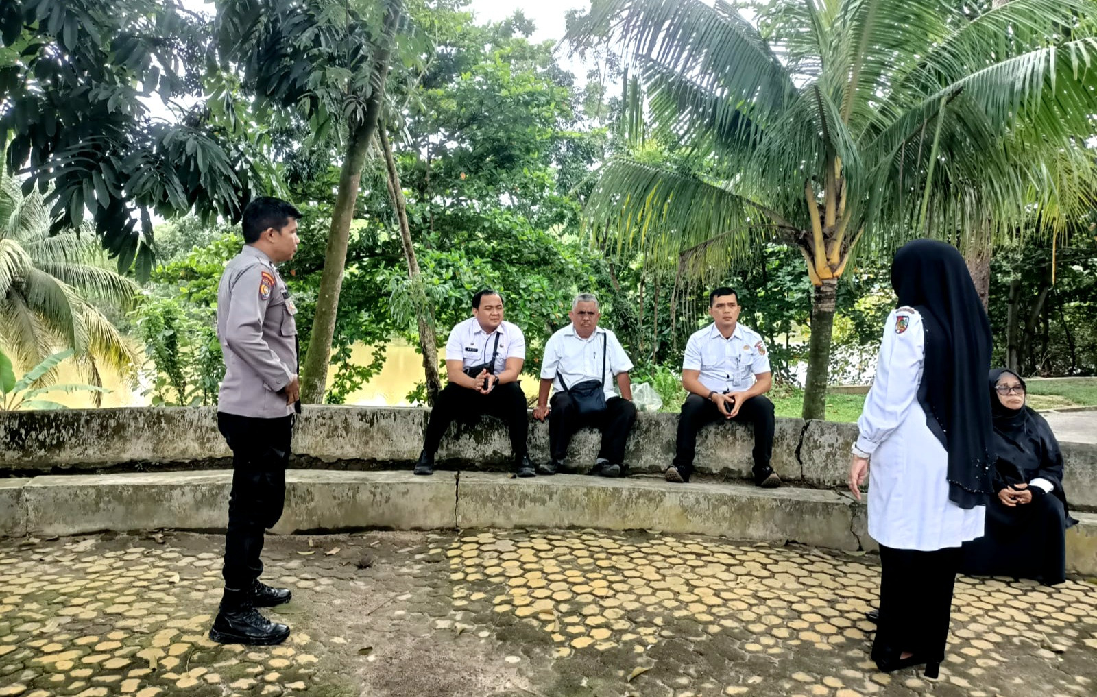 Personel Polsek Rumbai Pesisir Edukasi Pegawai Kecamatan Wujudkan Pilkada Damai