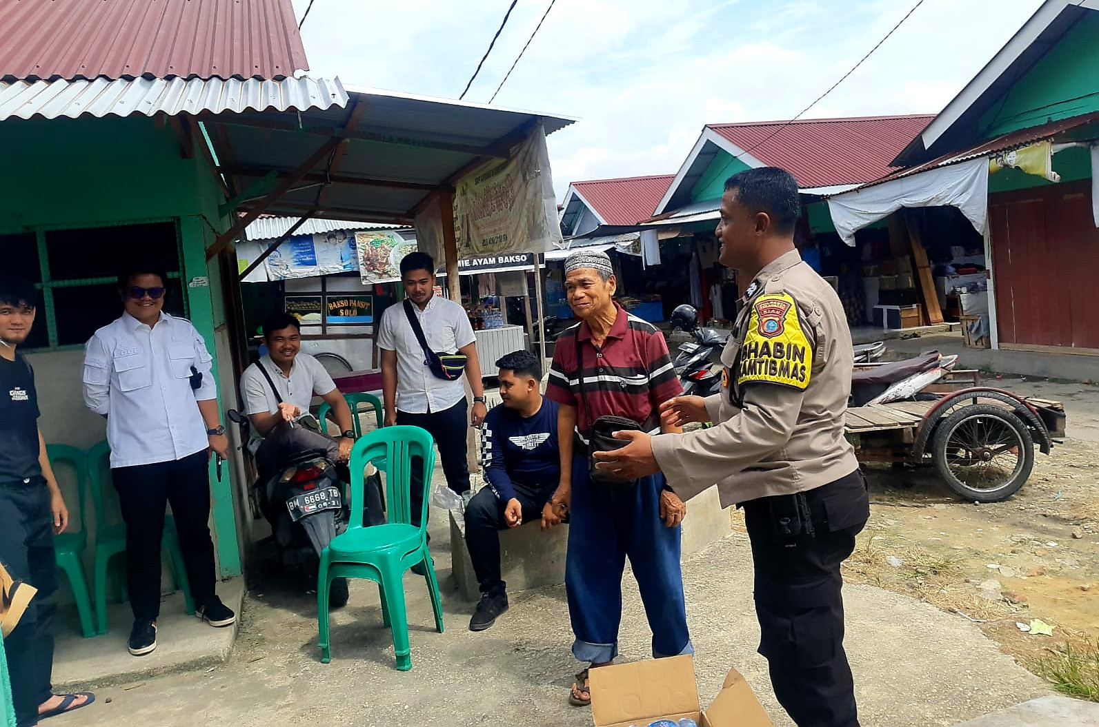 Sambang ke Pasar Cikpuan, Personel Polsek Sukajadi Sampaikan Pesan Pemilu Damai