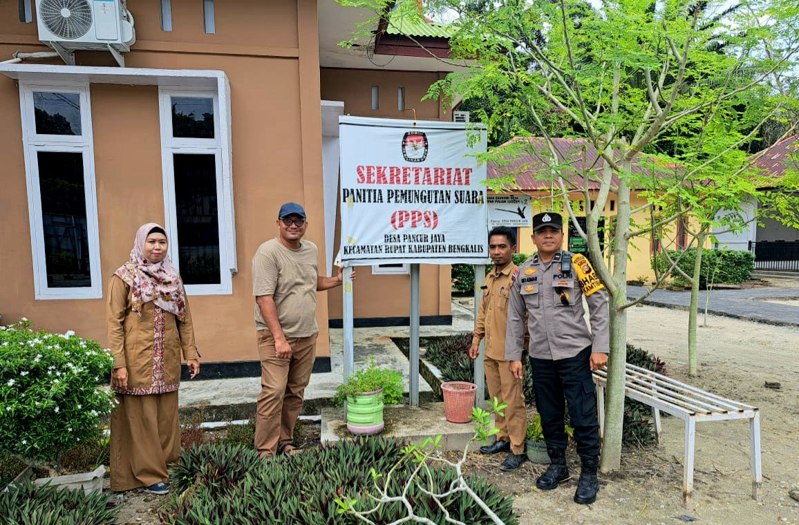 Pemilihan Semakin Dekat Bhabin Lakukan Pengecekan Gedung Logistik Pemilukada di Desa Binaan