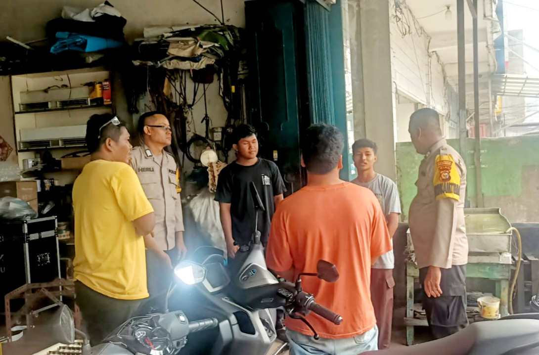 Bersama Warga Kampung Bandar, Polsek Senapelan Gencar Sosialisasikan Pilkada Damai