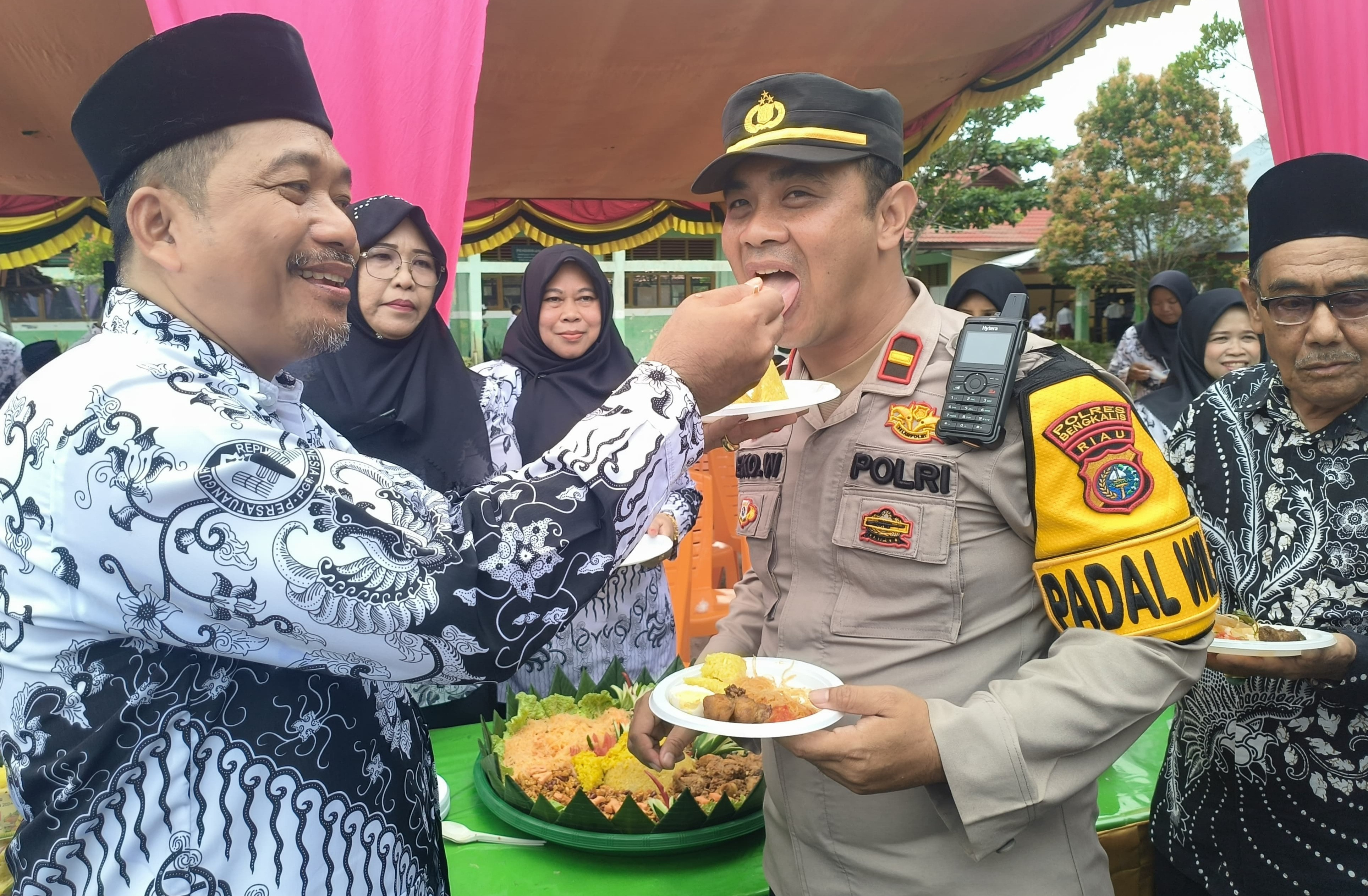 Kapolsek Siak Kecil Dapat Suapan Tumpeng di Peringatan HGN