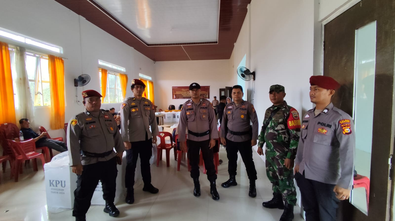 Pastikan Keamanan, Personil Polsek Pujud Jaga Ketat Rapat Pleno Penghitungan Suara