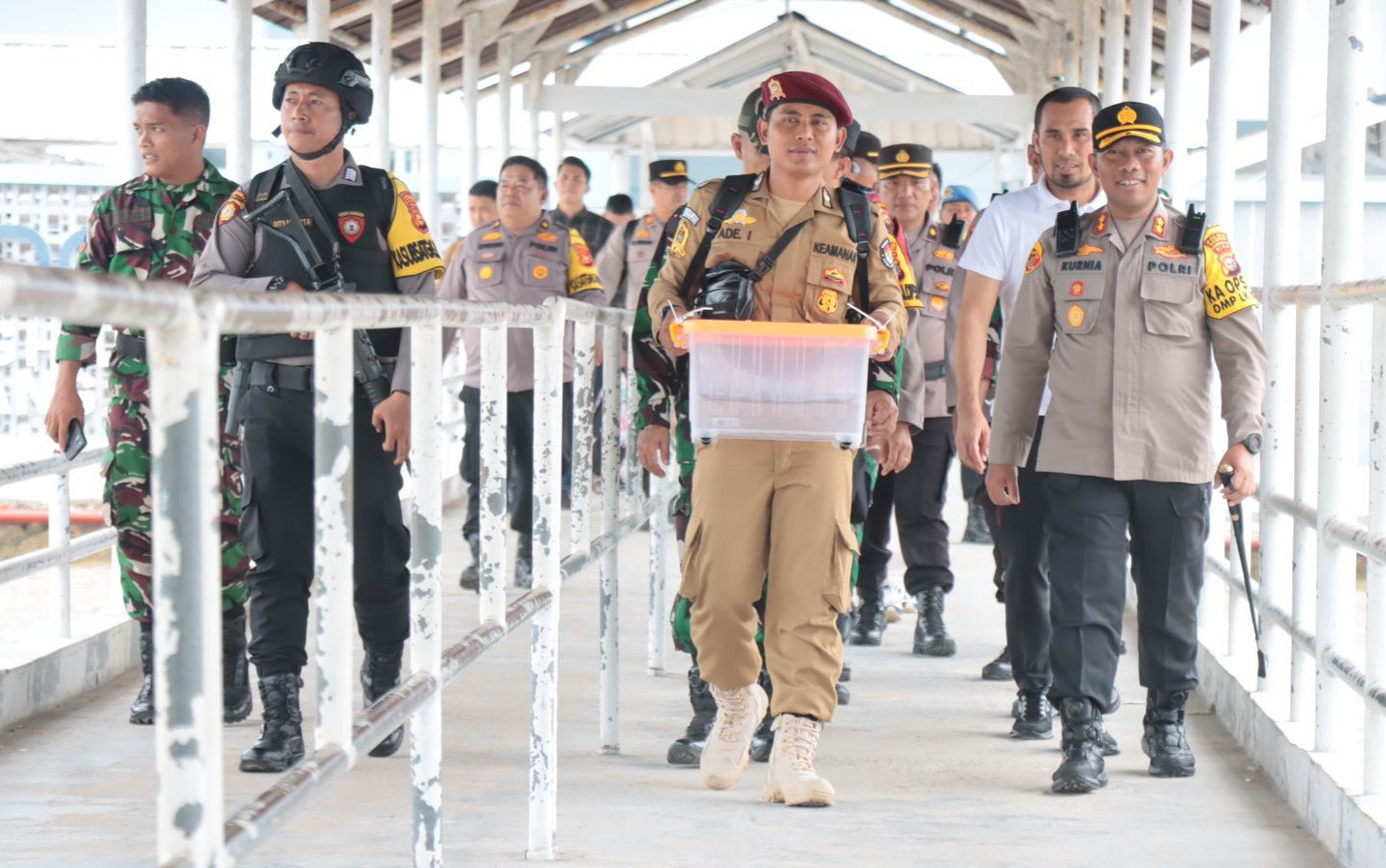 Hasil Pleno KPU Kep Meranti Dikawal Polisi Menuju KPU Provinsi