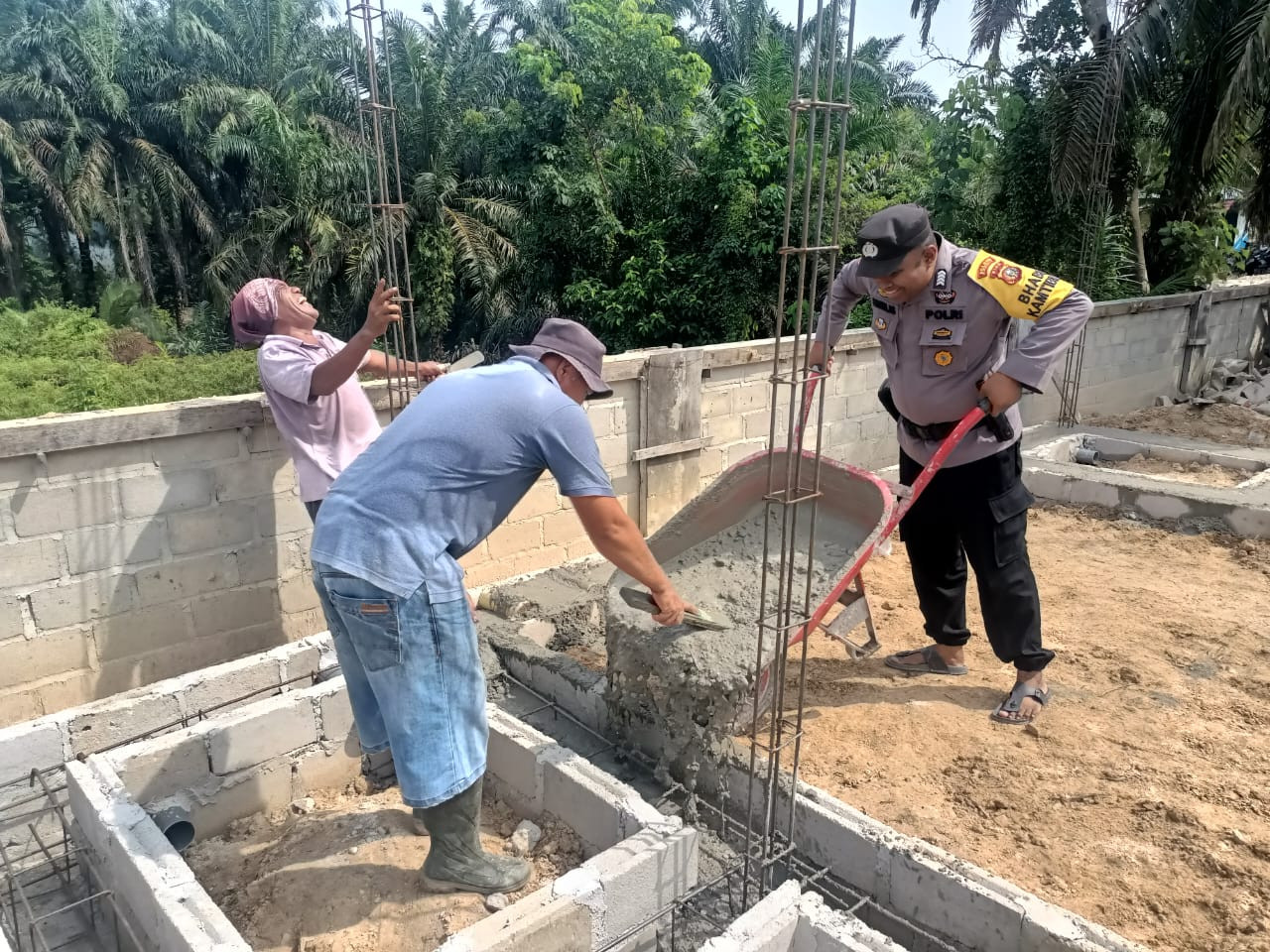 Personil Polsek Pujud Gelar Goro Bangun Fasilitas Ibadah di Tanjung Medan