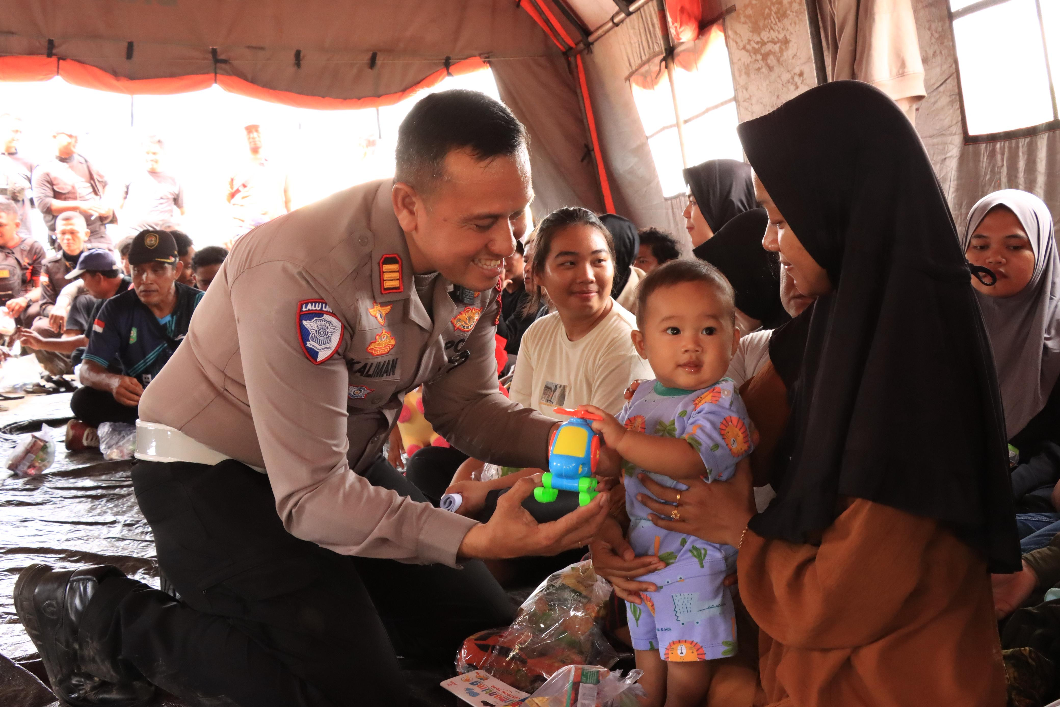 Polres Siak Gelar Trauma Healing untuk Korban di Tenda Pengungsian PT SSL
