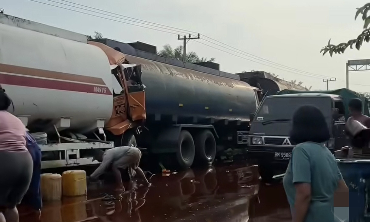 Truk CPO Tabrakan, Warga Berebut Tumpahan Minyak Sawit
