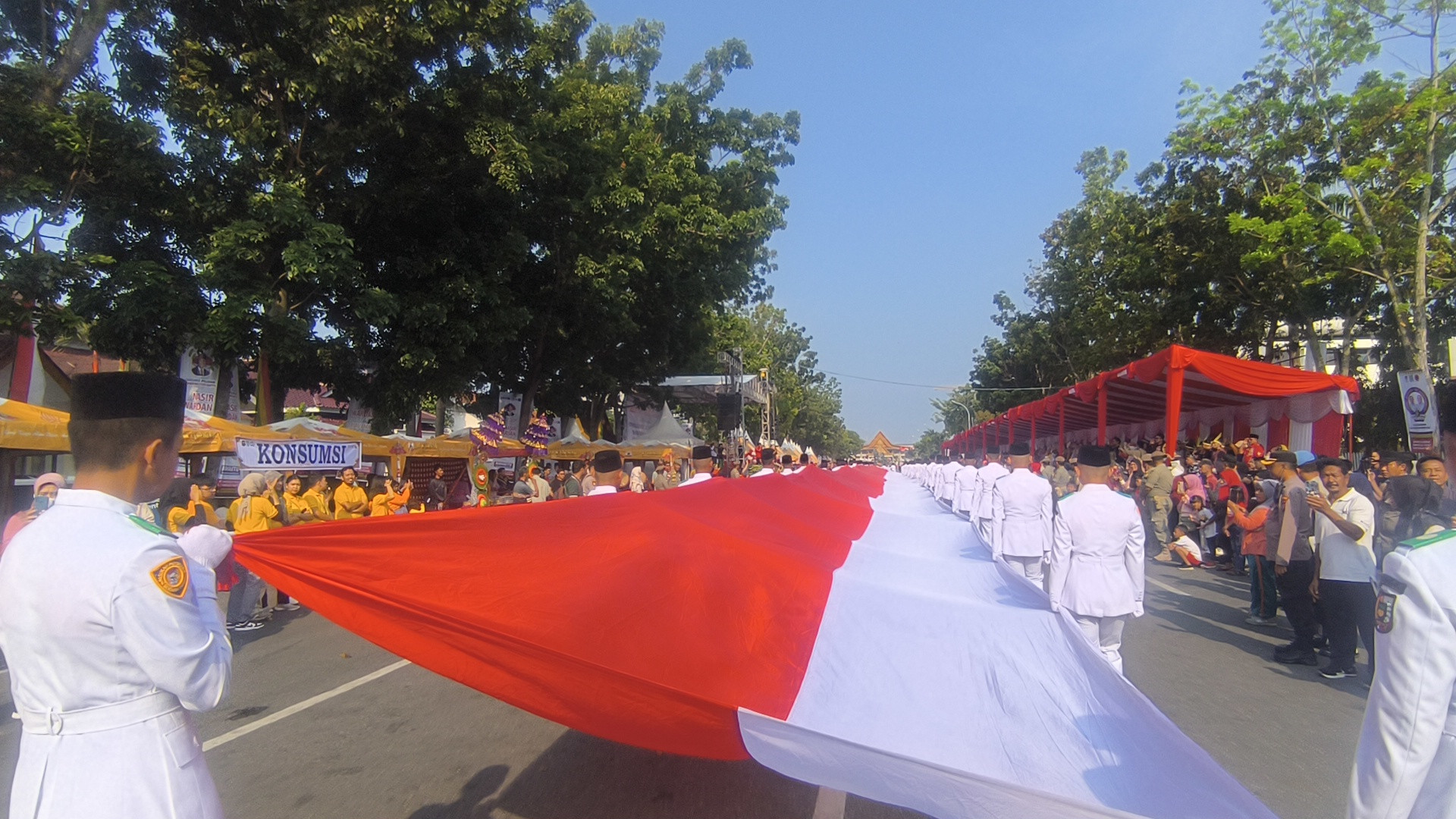 Sempena HUT RI, Bendera Merah Putih 79 Meter Dibentangkan di Pekanbaru