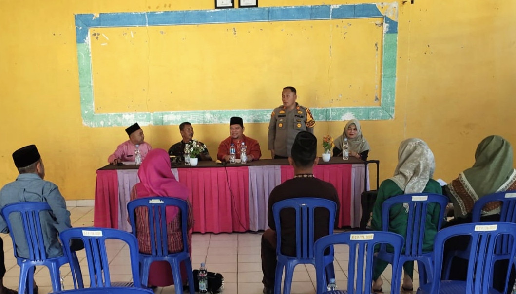 Bersama Camat, Polsek Pujud Sosialisasikan Pilkada Damai dan Cooling System