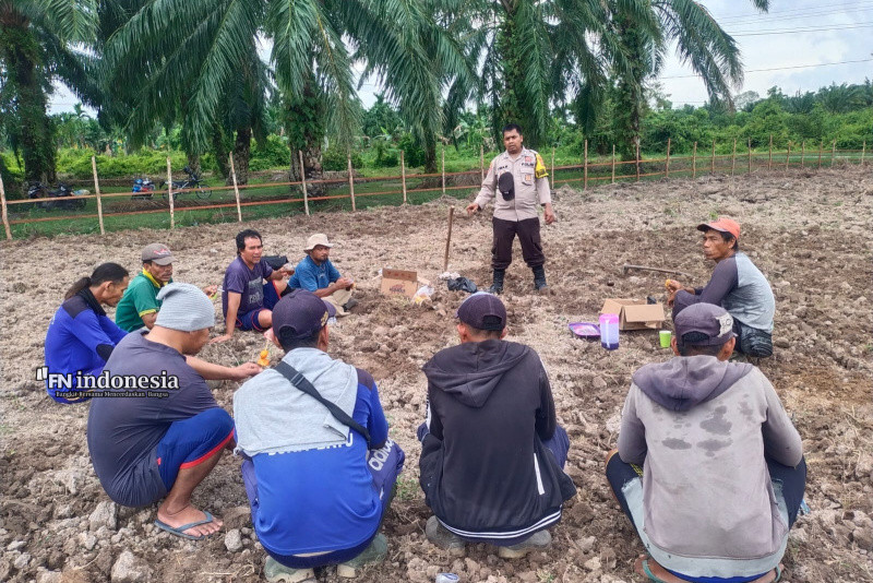 Disela Masyarakat Tengah Berladang, Polsek Bukit Batu Sampaikan Pesan Pilkada 