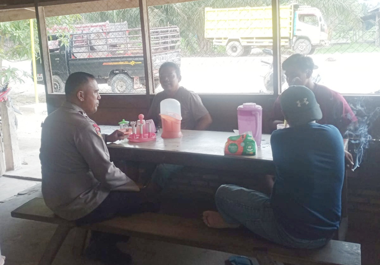Sambangi Warga Siarang-arang, Polsek Pujud Sampaikan Pesan Pilkada Damai