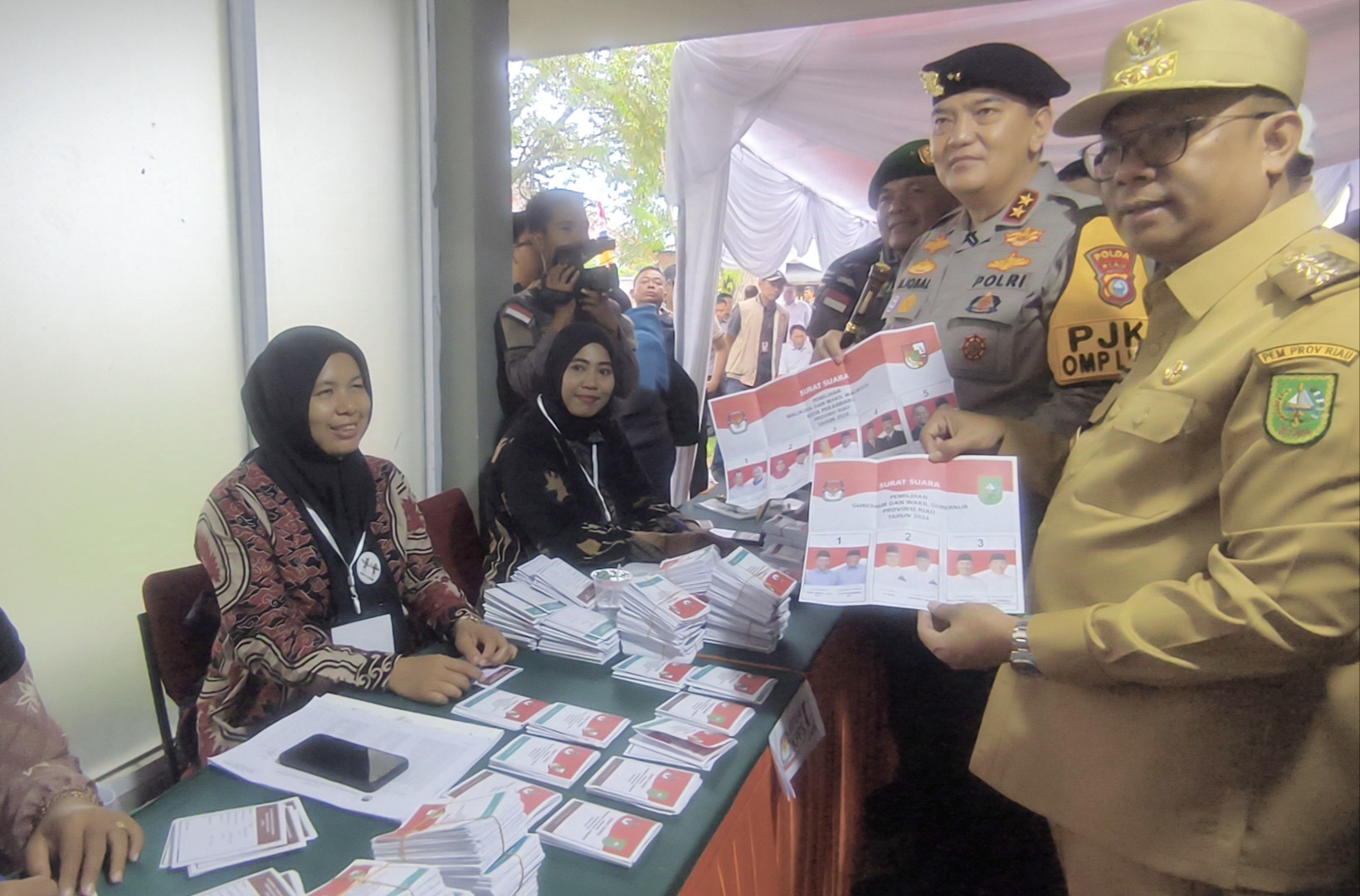 Kapolda dan Pj Gubernur Riau Pantau Proses Pencoblosan di TPS 003 Ronggo Warsito