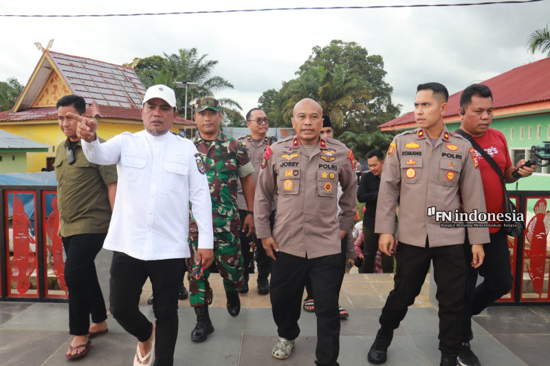 Wakapolda Riau Bersama Bupati Pelalawan Tinjau Warga Terdampak Banjir di Pelalawan