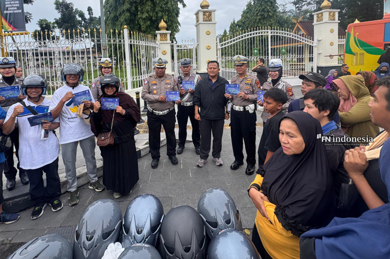 Olahraga Pagi, Dirlantas Polda Riau Sapa Pengunjung CFD dan Bagikan Helm SNI