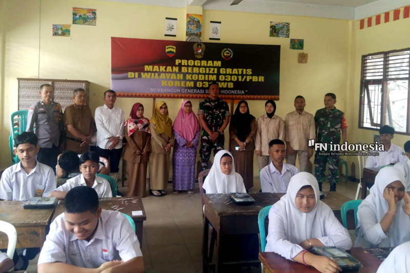 Pak Bhabin Polsek Pekanbaru Kota Hadiri Pembagian Makan Bergizi Gratis di Sejumlah Sekolah
