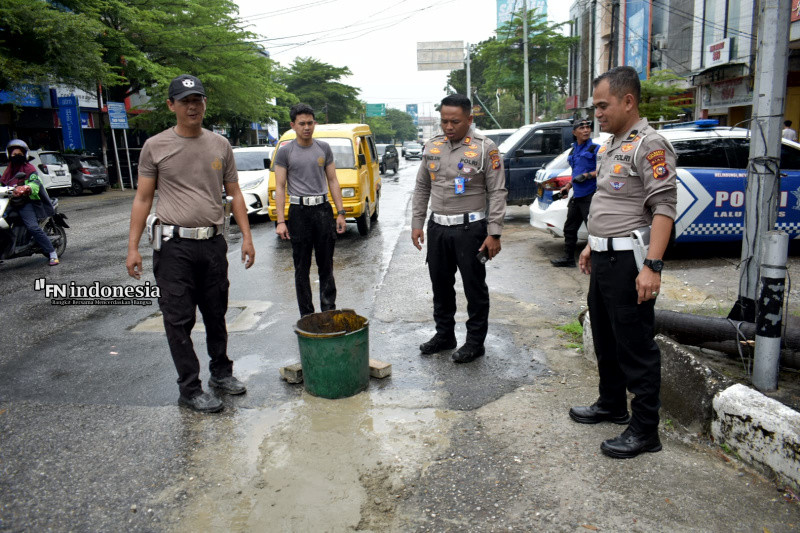 Meminimalisir Risiko Laka Lantas, AKP I Made Juni Bersama Personel Cor Jalan Berlubang
