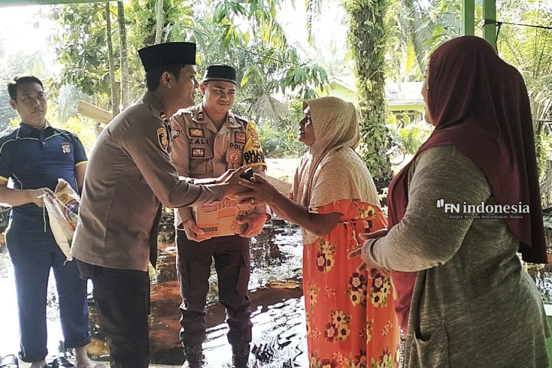 Jumat Berkah, Kapolsek Batu Hampar Berbagi Sembako ke Masyarakat Terdampak Banjir
