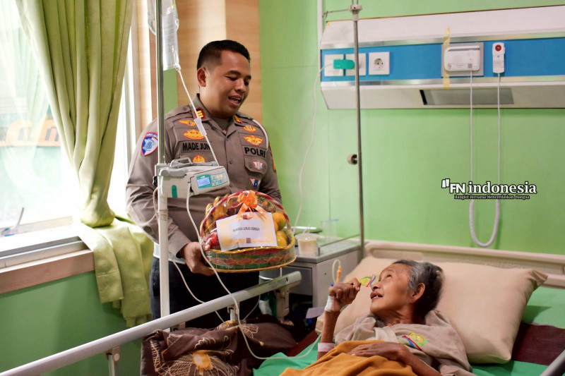 Berikan Bantuan dan Perhatian, Kasat Lantas Polresta Pekanbaru Jenguk Nenek Zaimah di RS Madani