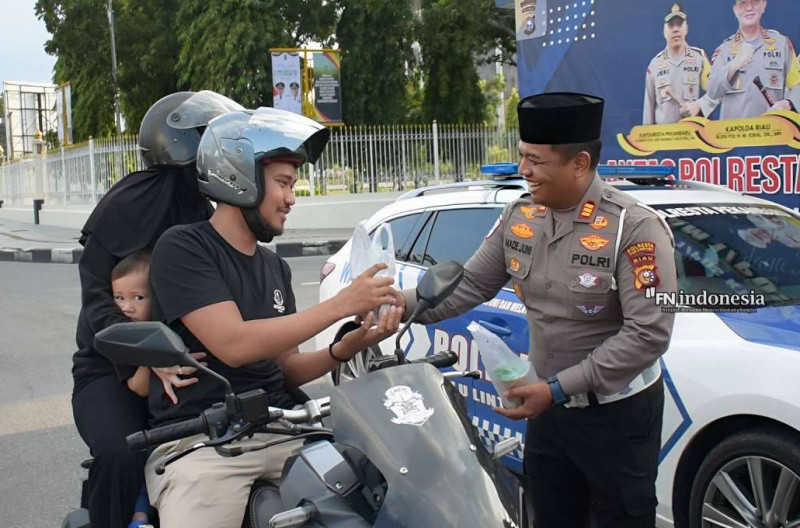 Satlantas Polresta Pekanbaru Bagikan Takjil Gratis untuk Pengendara di Bulan Ramadan