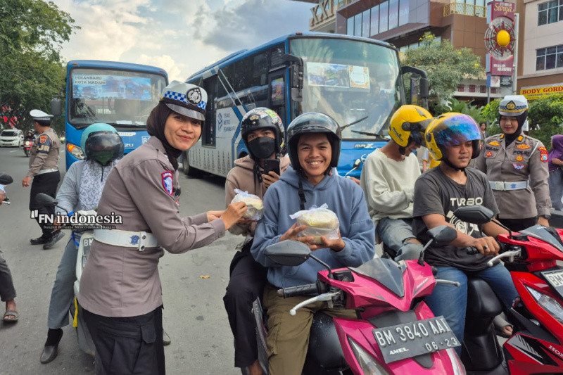 Ditlantas Polda Riau Bagikan Takjil dan Ajak Masyarakat Tertib Berlalu Lintas