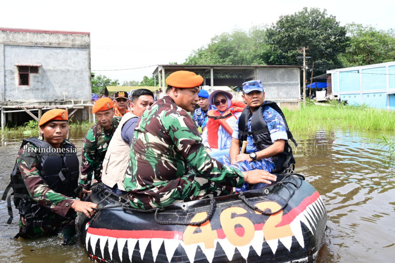 Danlanud Roesmin Nurjadin Tinjau dan Salurkan Bantuan untuk Korban Banjir di Rumbai